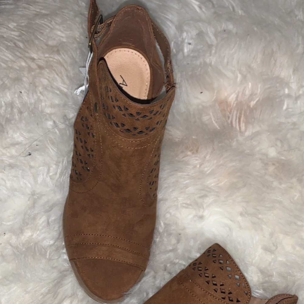Open Toe Wedges - Picture 3 of 3